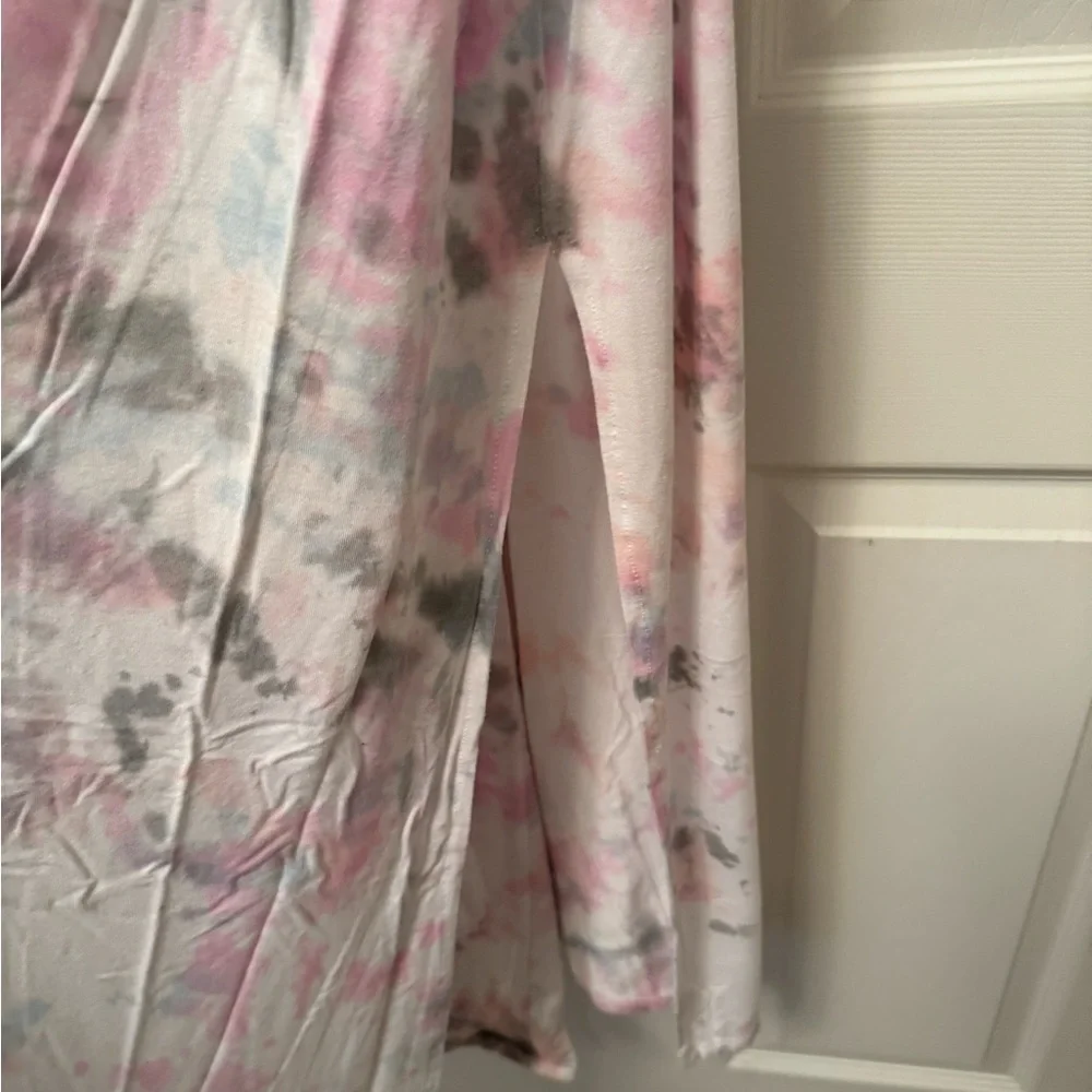 VENUS Pink and Gray Robe with Belt‎ that Ties and slits up both sides